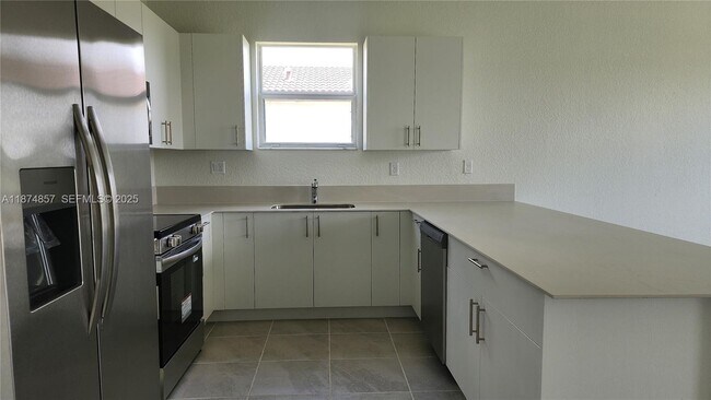 Building Photo - 2965 SE 23rd Ave