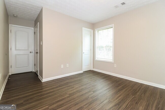 Building Photo - 1000 Weatherwood Pl NE