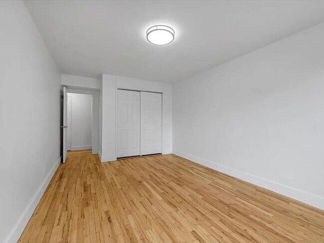 Building Photo - 411 E 26th St