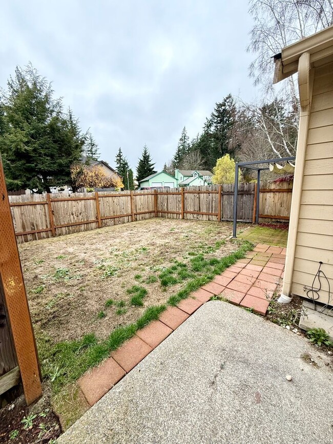 Building Photo - Desirable Neighborhood Home