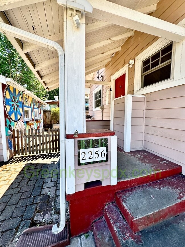 Building Photo - Huge 3 Bedroom 2 Bathroom House in Heart o...