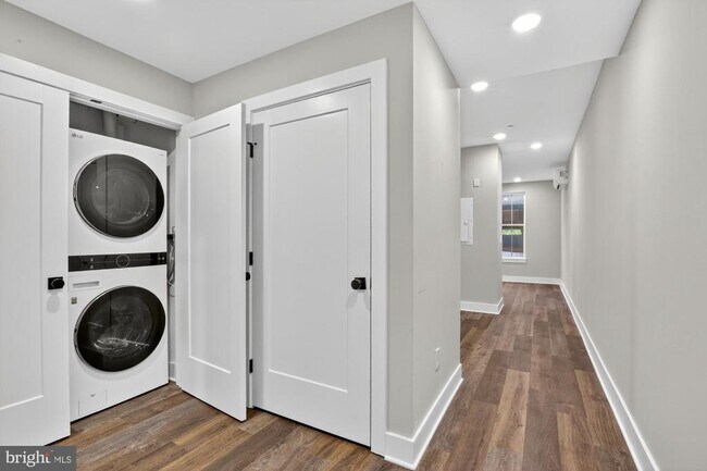 Building Photo - 1924 N Front St