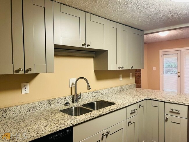 Building Photo - 6527 River Park Dr