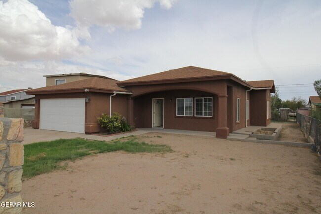 Building Photo - 456 Passmore Rd