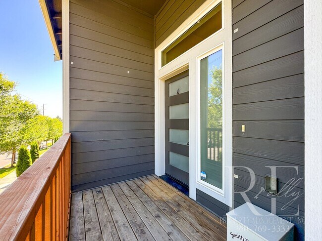 Building Photo - Modern End-Unit Townhome with Private Fenced Yard, Gourmet Kitchen & Spacious Layout