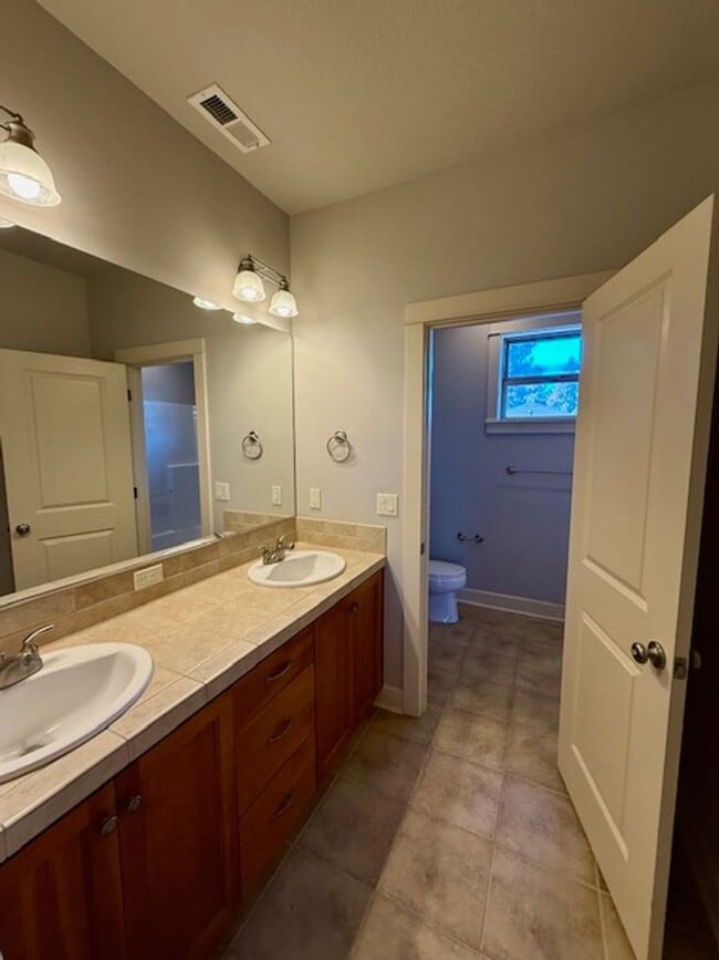 Building Photo - Stunning 4-Bedroom Aspen Rim Home in Bend!