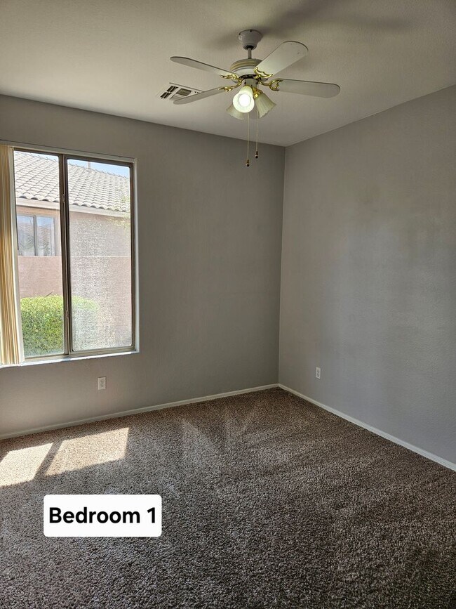 Building Photo - 931 E Sherri Dr