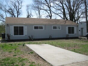 Building Photo - 327/329 Woodview Ave