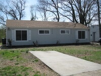 Building Photo - 327/329 Woodview Ave