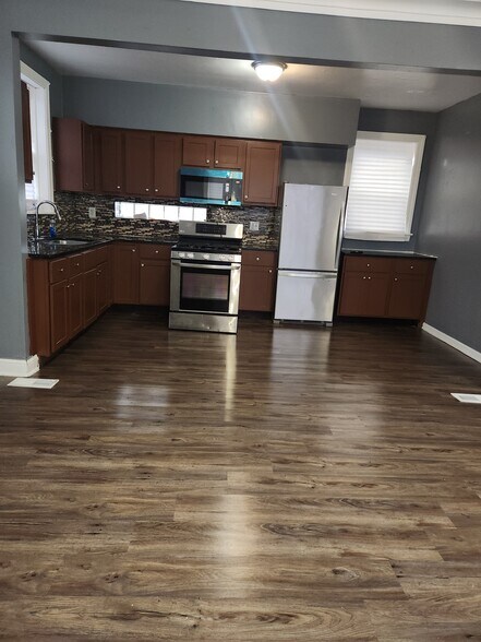 Building Photo - 8711 S Kingston Ave