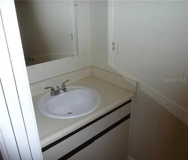 Building Photo - 733 Carpenters Way