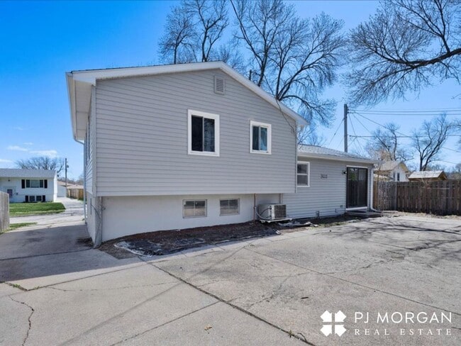 Building Photo - 3 bedroom, 2 Bathroom Home - Available Now