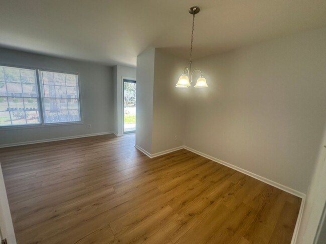 Building Photo - Pet Friendly 2 Bedroom, 1 Bath Duplex Located in the Center of Wilmington