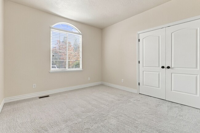Building Photo - 6709 Avery Ave