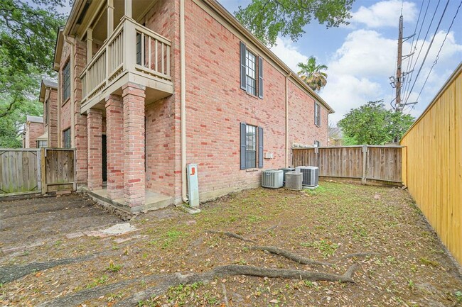 Building Photo - 2255 Braeswood Park Dr