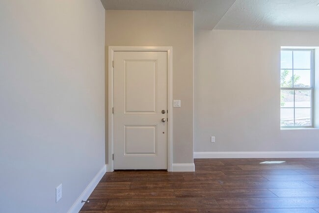 Building Photo - Modern 2018-Built Home with Main-Floor Primary Suite