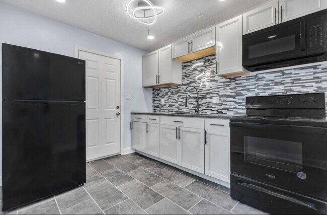 Building Photo - 10012 Elizabeth Ave