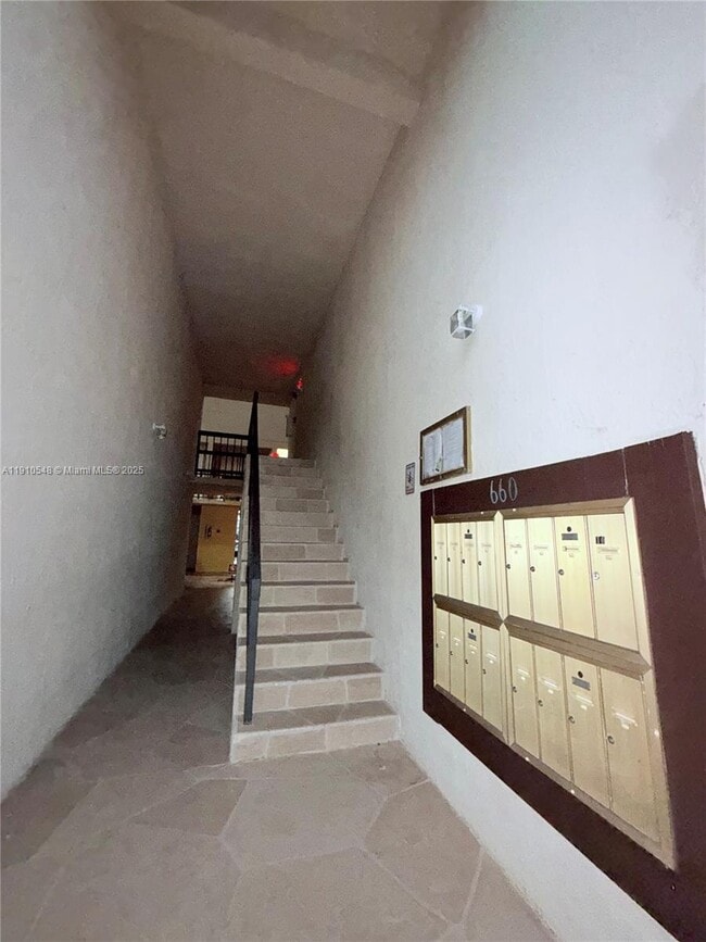 Building Photo - 660 W Park Dr