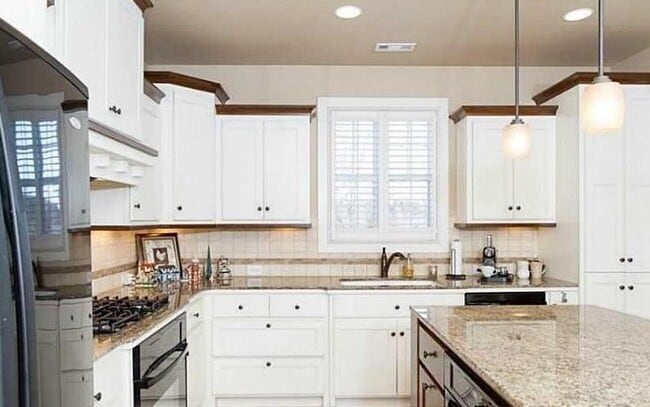 Building Photo - 2590 E Carnation Ct