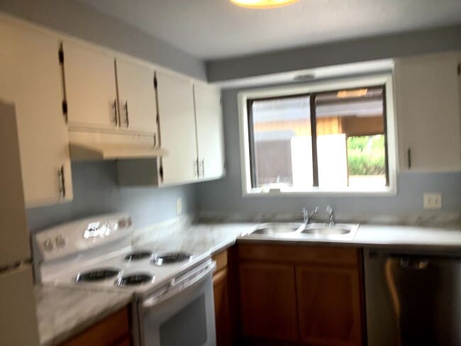 Building Photo - 2-Bedroom 1 1/2 bathroom townhouse in Springfield