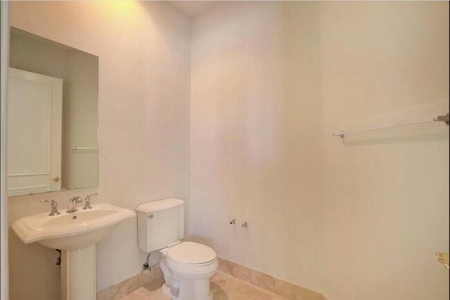 Building Photo - 545 NE 69th Cir