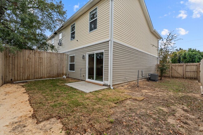 Building Photo - 5115 E 11th St