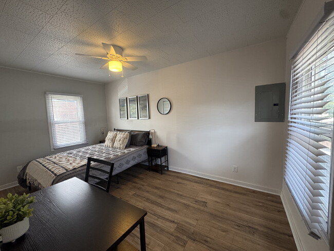 Building Photo - fully furnished 2-bedroom, 1-bath upper duplex