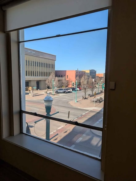 Building Photo - 112 Shoshone St E