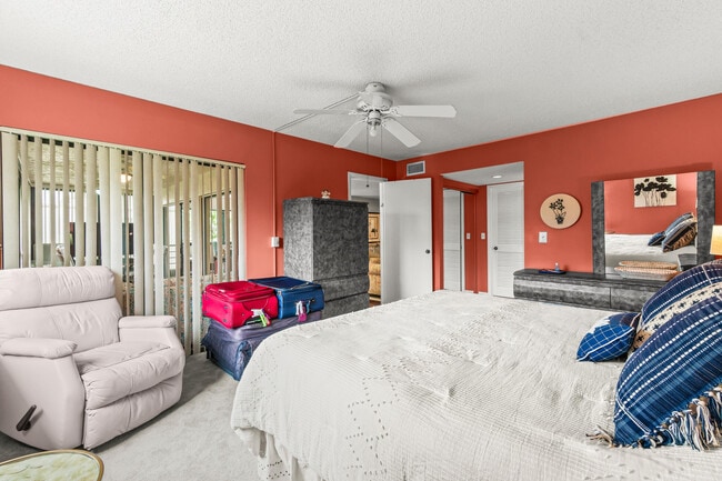 Building Photo - 5687 Fairway Park Dr