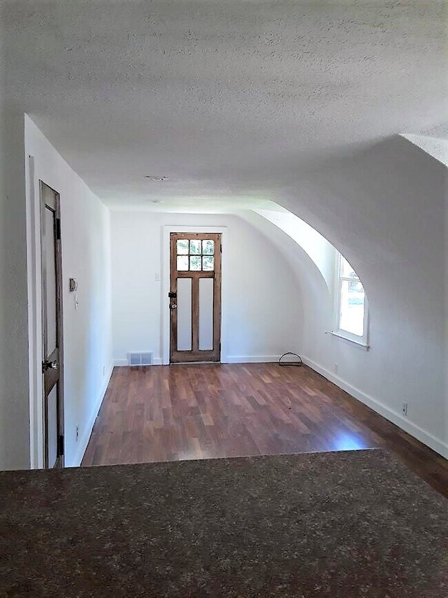 Building Photo - 376 S Pierson Ave