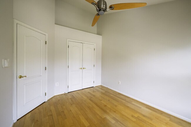 Building Photo - Tower Oaks First-Time Townhome in Rockville is Move-in Ready!