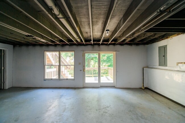 Building Photo - 5 bedroom / 2.5 bathroom Home for Rent in ...
