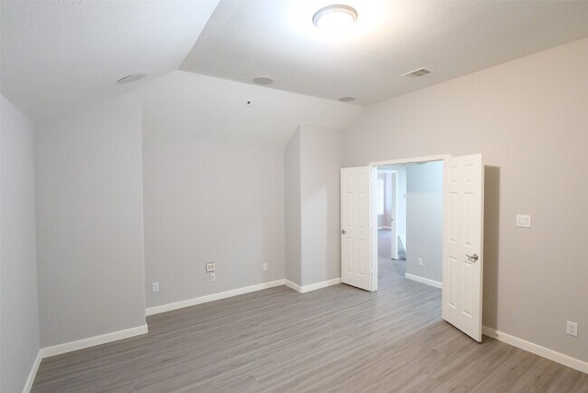 Building Photo - 6119 Lakenshire Falls Ln