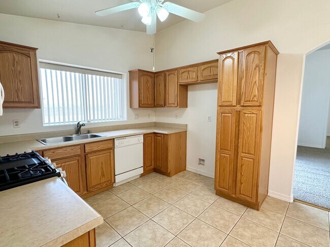 Building Photo - Great 3 Bedroom Home with Detached Garage!
