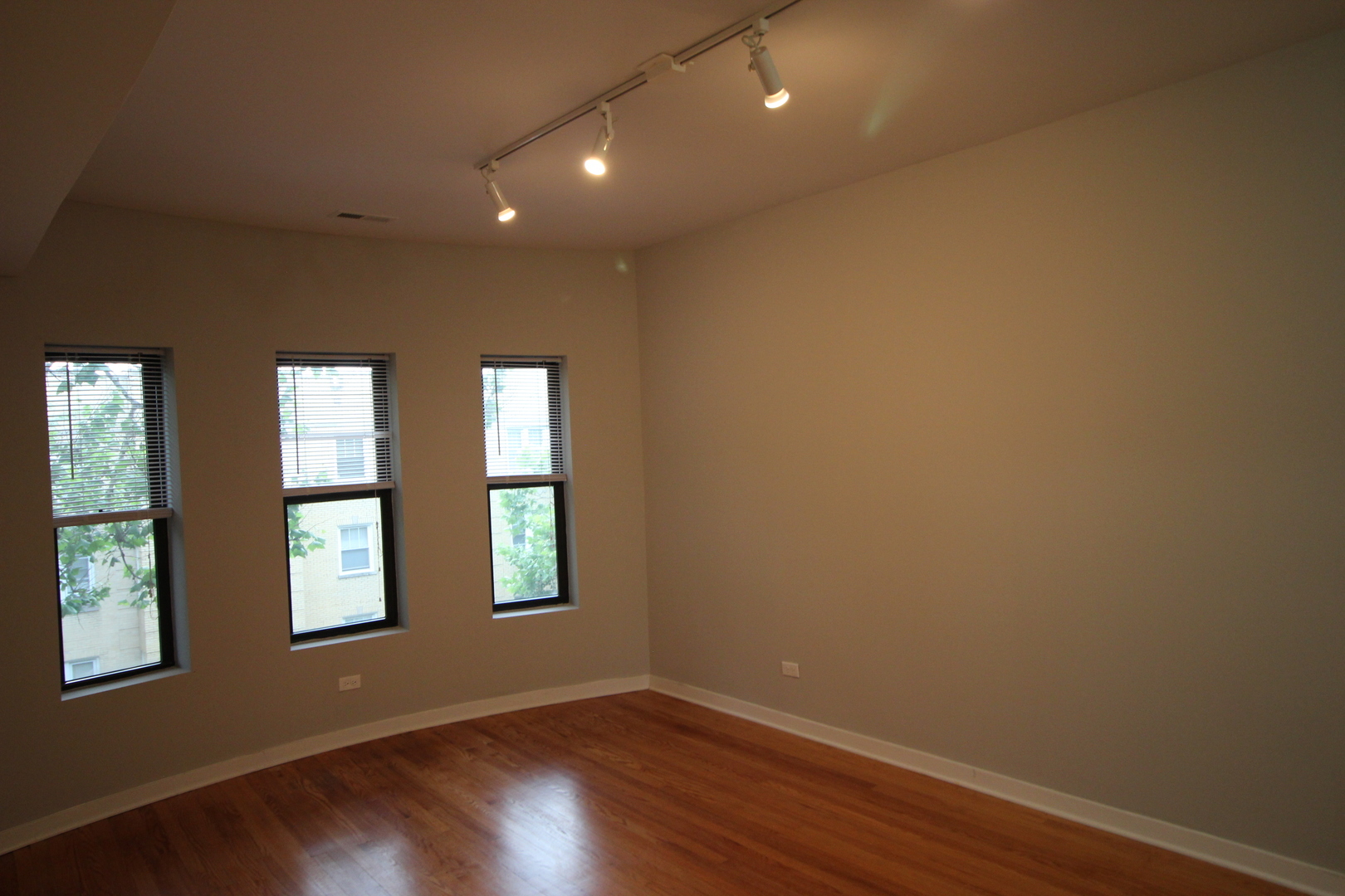 Building Photo - 6449 N Claremont Ave