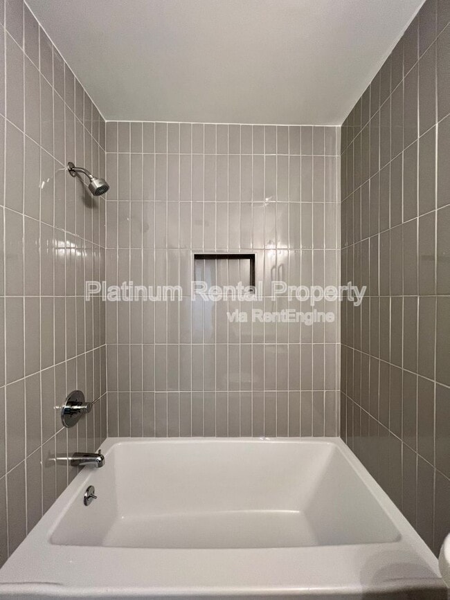 Building Photo - 212 Fernbank St