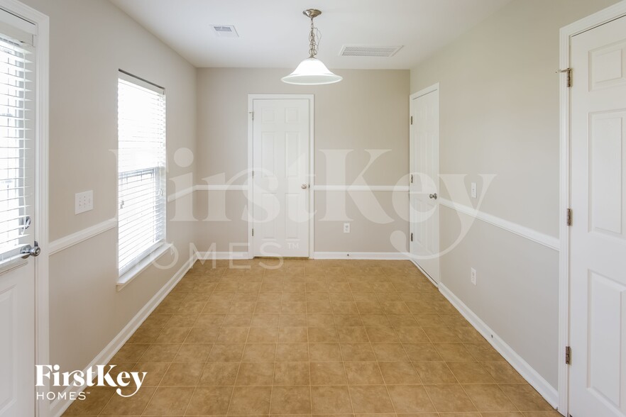 Building Photo - 615 Silver Moss Dr