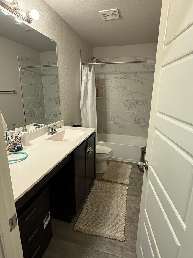 Building Photo - 740 Ft Leonard