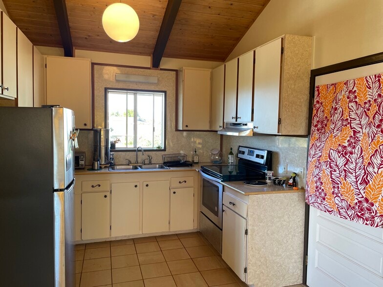 Building Photo - 115 Mahola St