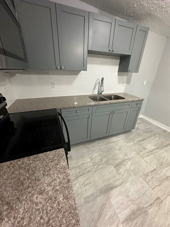 Building Photo - All Brick 4 bedroom 2 bath Northside Rental!
