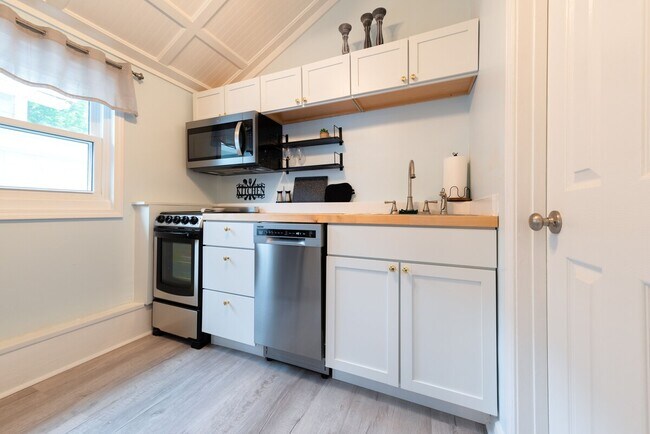 Building Photo - 4010 Laurel St