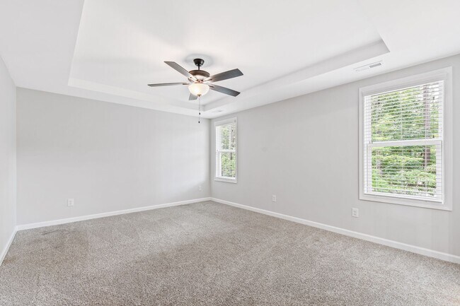 Building Photo - Nearly New 3 Bedroom home minutes to downt...
