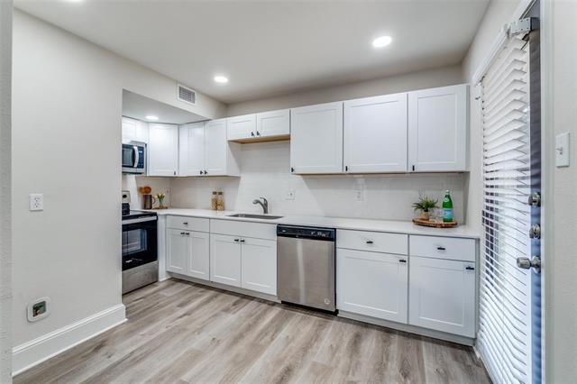 Building Photo - 10211 Regal Oaks Dr