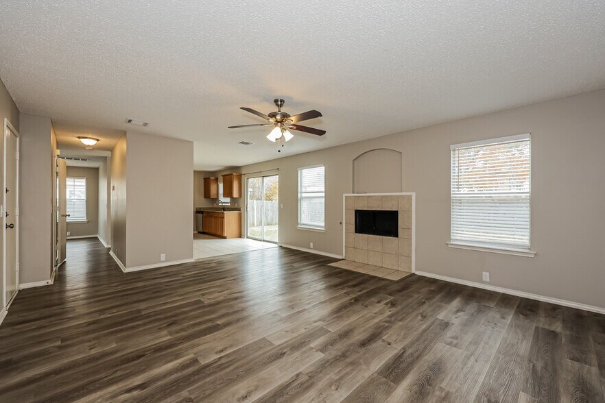 Building Photo - 6736 Meadowcrest Dr