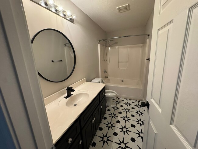 Building Photo - 210 Sunview Dr