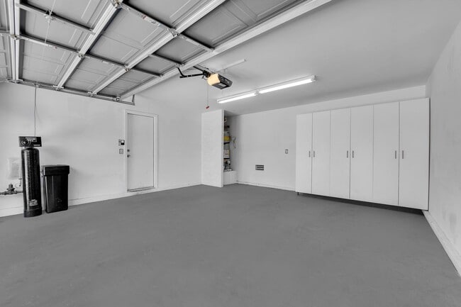 Building Photo - Beautiful Two bedroom 2 1/2 bath