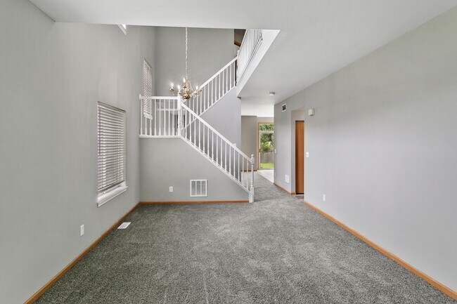 Building Photo - 678 Zachary Dr
