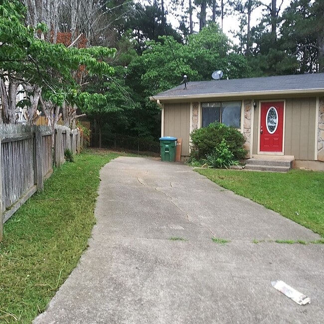 Building Photo - Conveniently Located 3 Bedroom 1 1/2 Bath ...