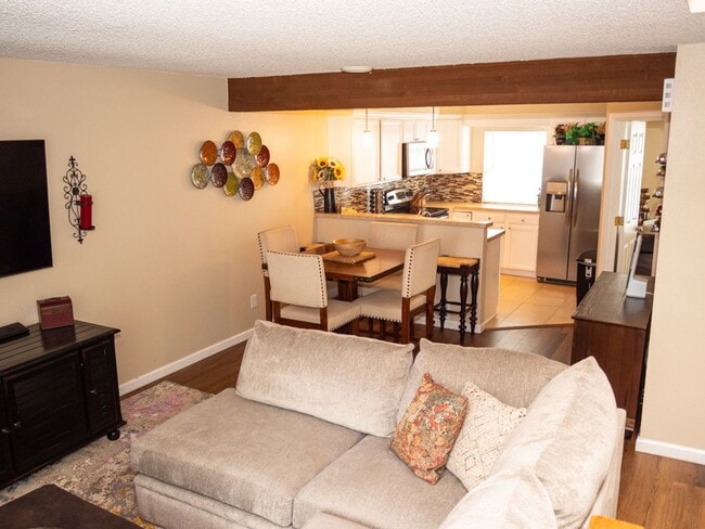 Building Photo - Three Bedroom Townhome with Pool