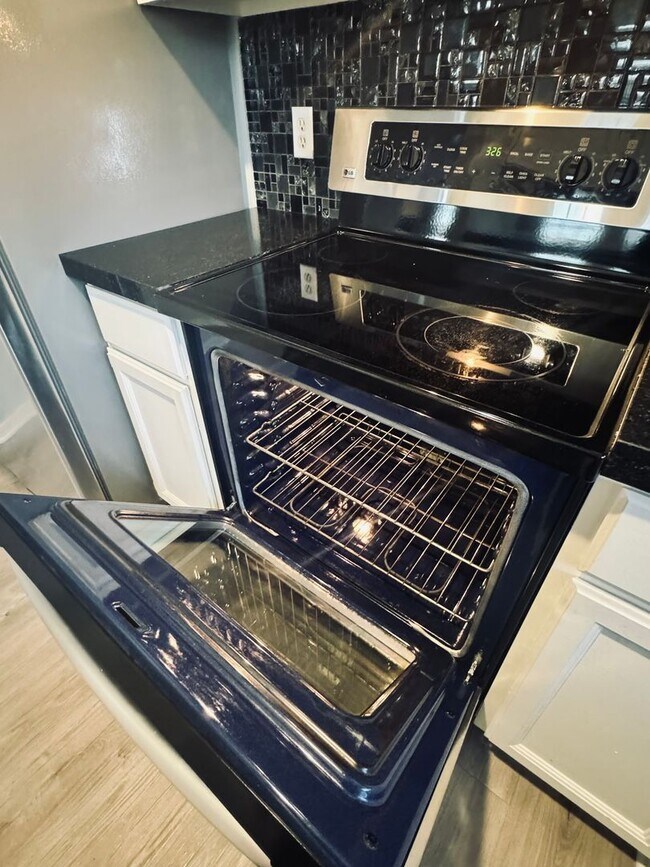 Building Photo - Beautifully Updated 2BR/2BA Condo in Gated Community – Modern Finishes & Pool Access